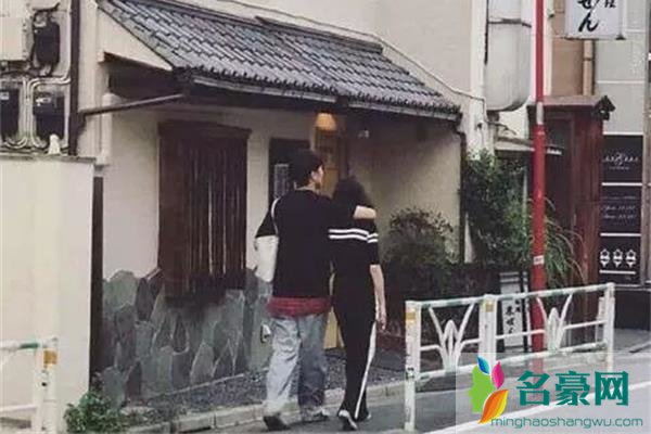 郑爽现任男友张恒多大了 她们没有避嫌说明感情还行