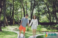 余文乐夫妇泡温泉 王棠云在温泉池中犹如出水芙蓉