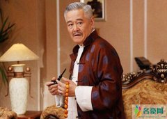 赵本山久违登台表演 女粉丝强抱吓得他瞬间后退