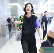 刘雯玩回眸杀 大迈步子往前灿笑气质超亲民