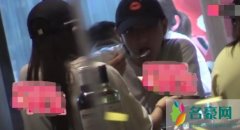 黄子韬恋情疑曝光 与清纯女子携手逛街间接接吻
