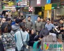 倪妮香港街头拍戏 因高颜值被路人要求合影