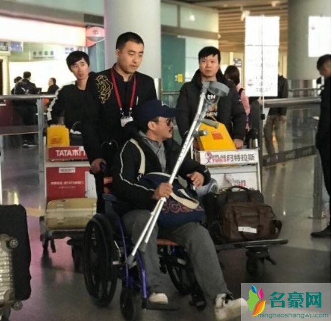 吴京坐轮椅照片
