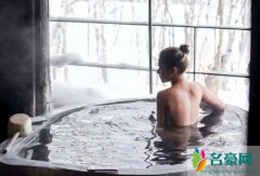 赌王千金何超莲晒美背照 被三太怒骂不许发美背照