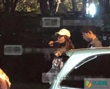 赵薇拍戏被偶遇 在路上边走边吃十分俏皮可爱