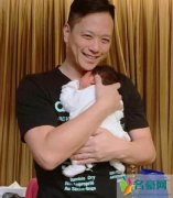 胡杏儿二胎儿子曝光 萌娃乖巧躺在爸爸怀里画面温馨