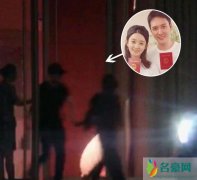 冯绍峰接机赵丽颖 两人牵手而行甜蜜十足