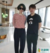 王菲染绿色头发 带着超大黑超相当年轻有活力