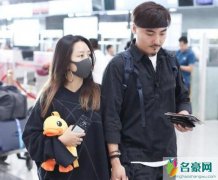 何洁刁磊首同框 两人笑容灿烂状态极好