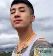 快手仙洋当着二百万人让徒弟下跪 快手仙洋被30人堵视频事件