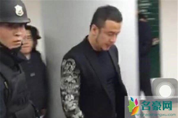 杨坤吸毒是为什么 要是不开灯听他的歌估计会吓死一大片?