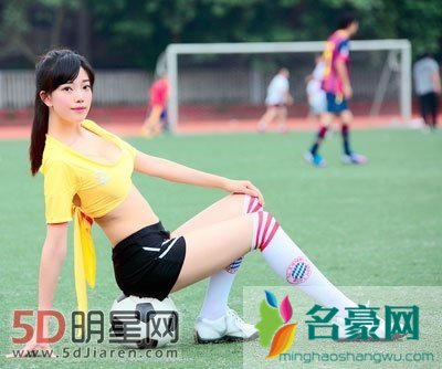 足球宝贝董梦茹pk最美篮球宝贝韩一菲 看看那个更美