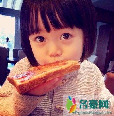 杨幂的女儿小糯米照片 至少她不拿孩子赚钱让孩子健康成长