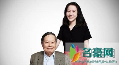 翁帆没想到杨振宁不死 年轻的翁帆照顾并陪伴了一位科学巨匠十四个年头