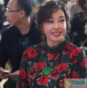 刘晓庆现身戴名贵首饰 刘晓庆穿减龄印花裙精气神佳