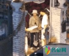 王俊凯帮杨紫拎包 帮杨紫拍照拎包男友力爆棚