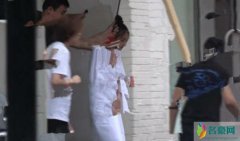 关晓彤穿浴袍出门 身材高挑的她还双手紧捂防走光