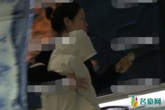 周冬雨烂醉如泥 助理全程搀扶整个人失去了状态