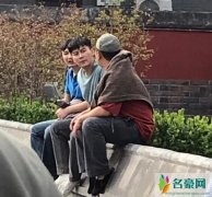 偶遇李晨街头拍戏 穿着朴素看似是在扮演一个小商贩