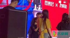 炎亚纶签售会被拥抱 粉丝向炎亚纶飞扑并紧紧抱住