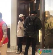 张若昀夫妇逛博物馆 婚后再度合体恩爱令人羡慕