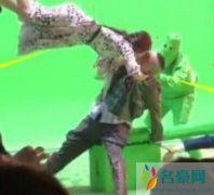 岳云鹏佟丽娅有吻戏 两人合体走红毯亲密无比