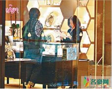 关之琳逛街出手阔绰 过富婆生活悠闲自得