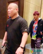 周杰伦红发造型 身形略有发福粉丝喊话：放弃奶茶吧
