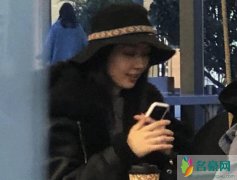 郭碧婷刷手机露甜笑 网友猜测一定是向佐发了什么