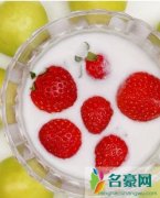 DIY草霉酸奶面膜 夏日美白补水的最好方法