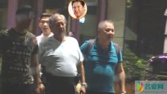 洪金宝深夜与妻子现身 如今他连走路都需要人搀扶