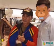 任达华绑绷带逛街 不防备路人还积极配合合影