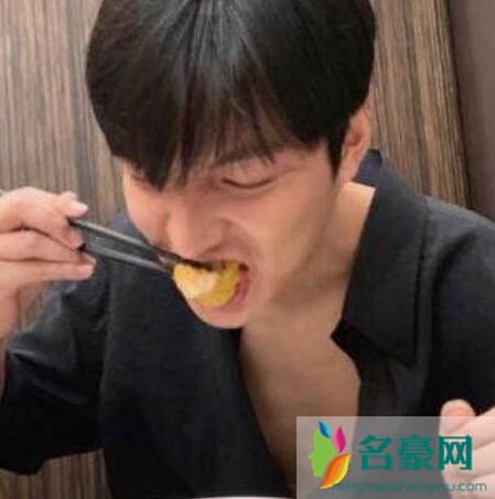 李敏镐晒照享用美食