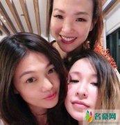 萧亚轩近照曝光 与好友脸贴脸对着镜头微笑状态不错