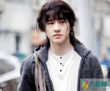 刘昊然长发造型 头发微卷随意扎成马尾很日系