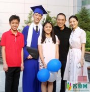 张艺谋现儿子毕业礼 与儿子搭肩合影心情佳