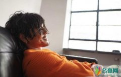 郭碧婷晒向佐照片 向佐头发浓密且凌乱笑容温暖