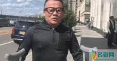 周立波无法正常走路 每走一步路五官疼的扭曲