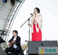 李亚鹏新女友驻唱 每晚献唱两小时可收入800元