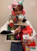 杨紫获赠童趣礼物 头戴王冠粉色发箍很得意
