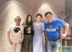 范冰冰与李玉等聚会 身穿碎花长裙增添几分甜美可爱