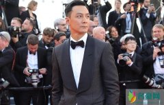 吴彦祖穿黑西装亮相 每个眼神都是酷酷的模样