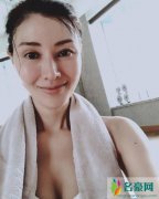 李嘉欣晒健身照 露出傲人的事业线身材依旧火辣
