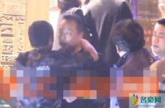 孙楠发福露双下巴 与友人交谈片刻相拥道别