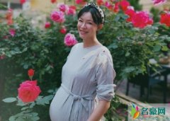 李艾产后晒肚皮照 身材纤瘦一点赘肉都没有让人羡慕