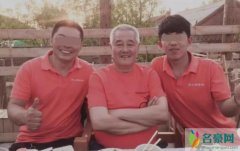 61岁赵本山曝近照 肚子胖了不少餐桌上全是肉