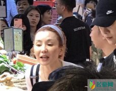 张曼玉复出被包围 虽然比较纤瘦但状态不错