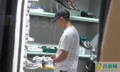 张家辉陪妻女逛街看电影 一家三口脸带笑容十分幸福
