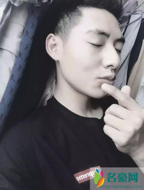机场小哥哥被偷拍后走红 但是如今却因正脸公开而被嫌弃