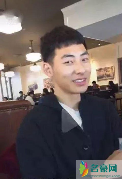 机场小哥哥被偷拍后走红 但是如今却因正脸公开而被嫌弃
